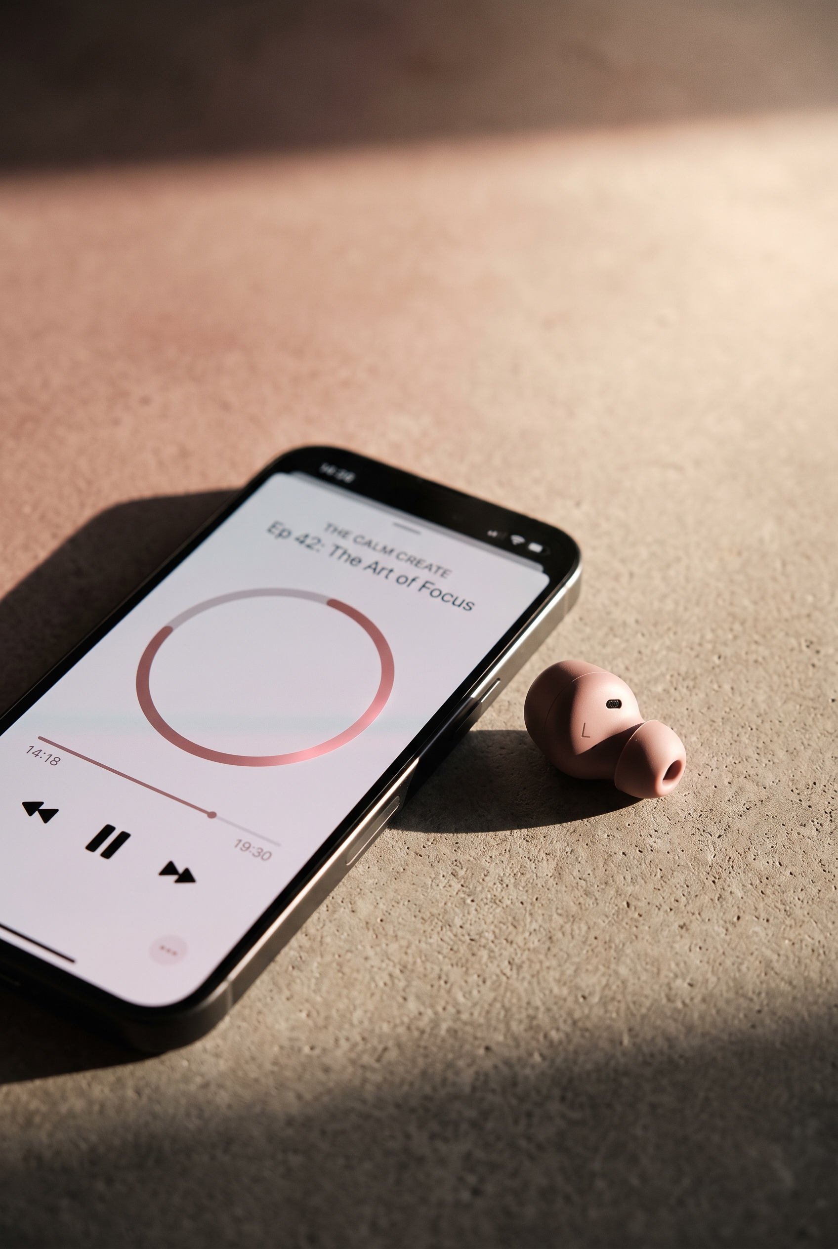 Dettaglio di un auricolare e podcast